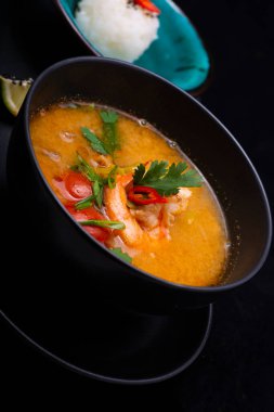 Tay baharatlı tavuk köri ve Tom yum goong.