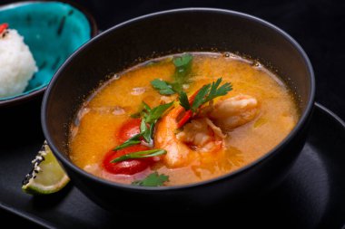 Tayland yemeği, karidesli Tom yum çorbası.