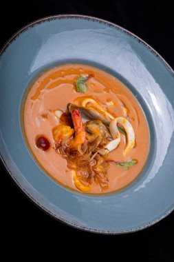 Deniz ürünleri çorbası ve deniz ürünleri.