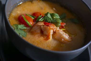 Karidesli Thai tom çorbası.