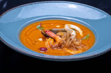 Karidesli Tayland çorbası.