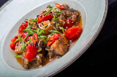 Çin mutfağı. sebzeli ve otlu tavuk