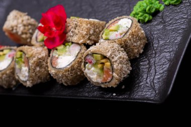 Siyah tabakta suşi.
