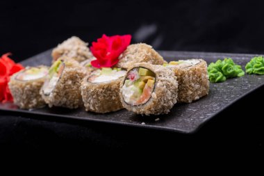 Japon geleneksel suşisi ve siyah arka planda suşi.