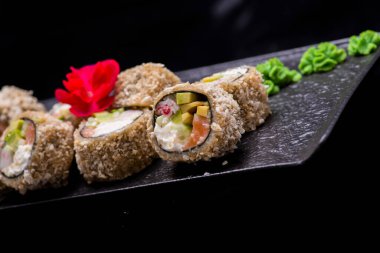 suşi roll somon ve peynir ile