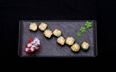 Balık ve karidesli suşi.