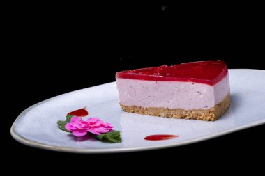 Siyah tabakta çilekli ve yaban mersinli cheesecake