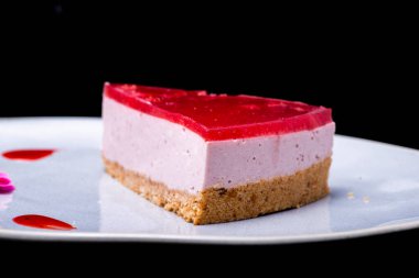 Çilekli cheesecake. Çilekli tatlı..