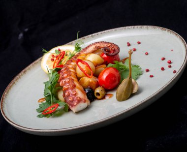 Ahtapot, midye, ahtapot, ahtapot ve kalamar içeren deniz ürünleri tabağı.