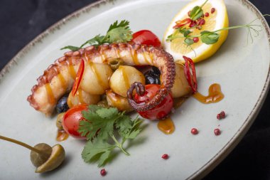 Patates ve soslu ızgara ahtapot.