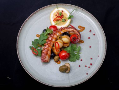 Patates ve otlu ızgara ahtapot.