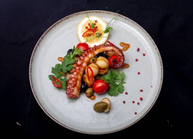 Siyah arka planda patatesli ahtapot. yüksek kaliteli fotoğraf