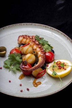 Sebze ve baharatlı ızgara ahtapot.