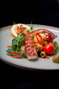 Patates ve sebzeli ahtapot