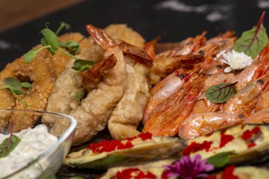 Masada deniz ürünleri soslu karides.