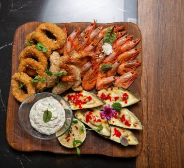 Restorandaki deniz ürünleri masasında.