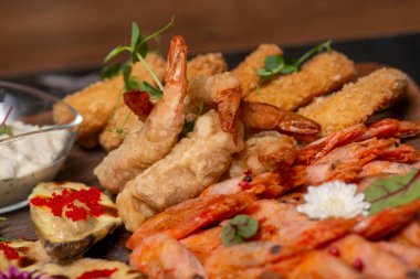 Kızarmış karidesli lezzetli deniz ürünleri, yakın çekim.