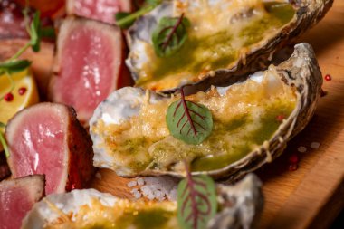 Kırmızı şarap, peynir ve fesleğenli nefis bruschetta.