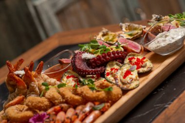 Masada çeşitli balıklar var.