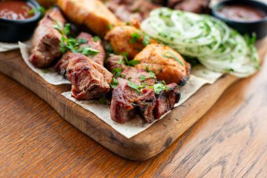 Izgara et ve sebzeli barbekü.