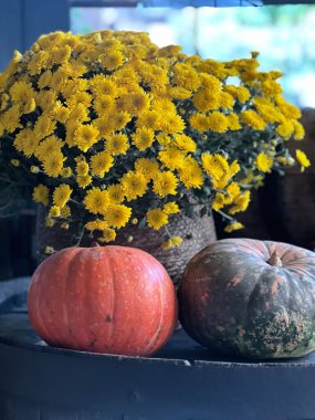 Tahta bir masadaki vazoda güzel bir buket çiçek.