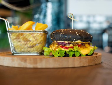 tavuk ve sebze kızarmış noodle