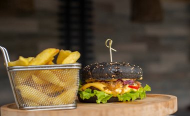 tavuk ve sebze kızarmış noodle