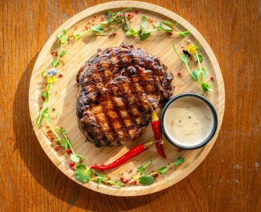 Baharatlı ve otlu taze biftek.