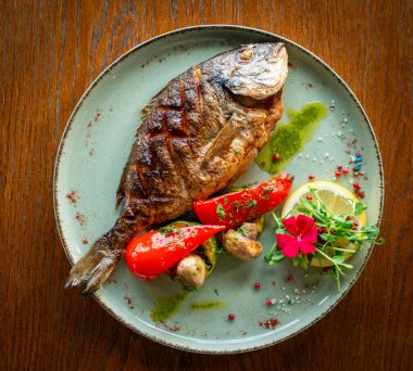 Sebze ve baharatlı kızarmış balık.