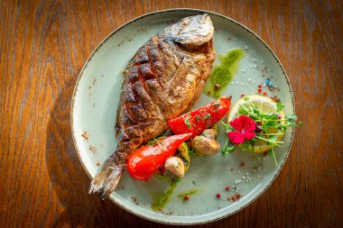 Izgara balık sebze ve sos ile