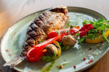 Sebze ve baharatlı kızarmış somon.