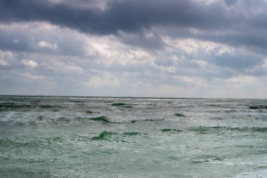 bulutlar ile fırtına deniz