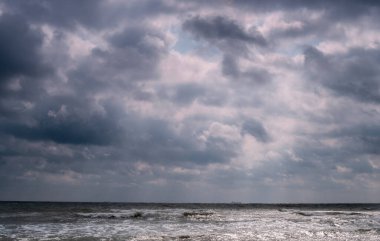 Denizin üzerindeki dramatik gökyüzü, fırtına ve fırtına bulutları