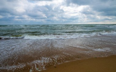Dalgalar ve bulutlu gökyüzü ile güzel deniz manzarası