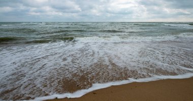 Deniz kıyısındaki dalgalar