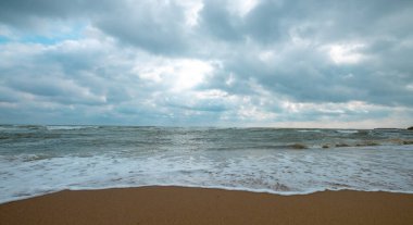 Sahilde güzel deniz dalgaları