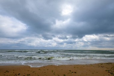Bulutlu gökyüzü ve bulutlu güzel deniz manzarası