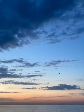 Güzel gün batımı gökyüzü bulutlu