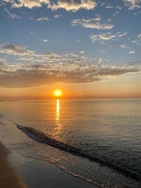 Denizin üzerinde güzel bir gün batımı