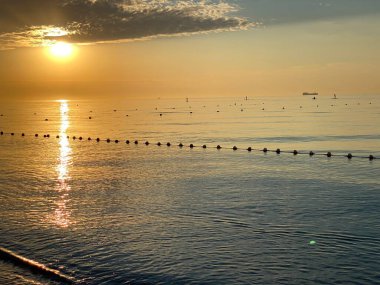 Denizin üzerinde güzel bir gün batımı