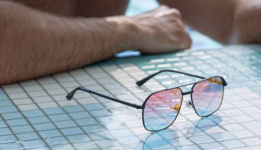  Gözlüklü, modern bir otel restoranı.