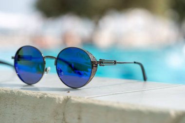 Güneş gözlüğü ve yüzme havuzunda siyah bir çerçeve.