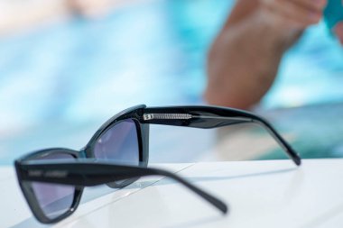 Havuzun arka planında siyah gözlük