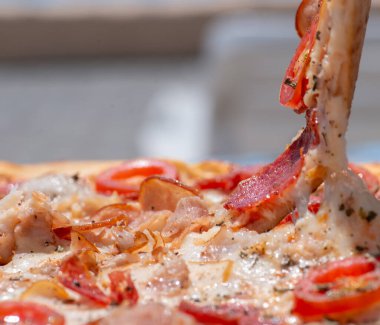 Jambon ve peynirli pizza.