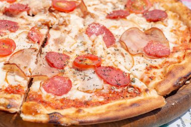 Jambonlu ve mantarlı pizza.