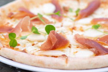 Tahta arka planda pizza.