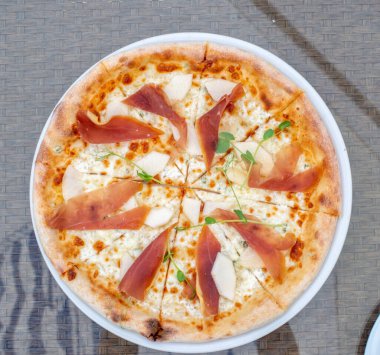 jambon ve mantar pizza