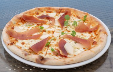 Jambonlu ve peynirli taze pizza.