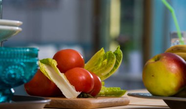 ahşap masa üzerinde olgunlaşmış taze sebze