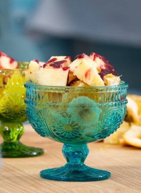 sağlıklı kahvaltı, taze meyve ve fındık